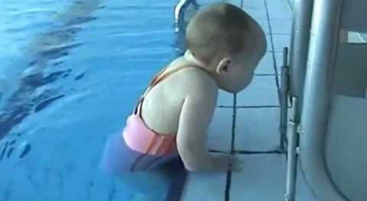kleines Mädchen lernt schwimmen
