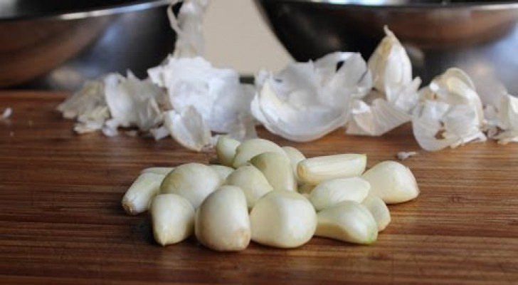 Wenn ihr es auch so hasst, Knoblauch zu schälen, wird dieses Video euer Leben verändern