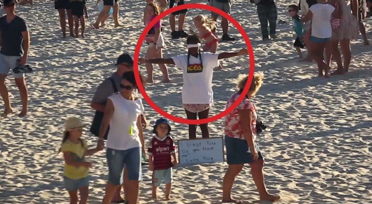 Am Anfang sind die Passanten perplex, aber was dann passiert, wird euch bewegen
