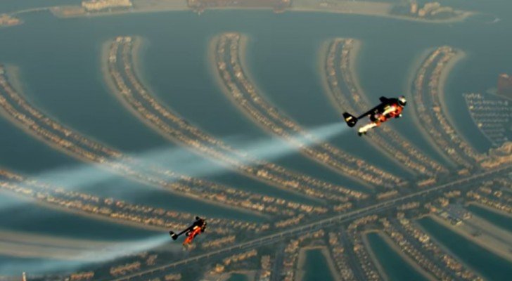 2 Männer im Himmel über Dubai: Ihr Flug wird euren Atem stocken lassen