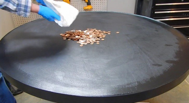 Er lässt einen Sack Münzen auf einen Tisch fallen.. Das Ergebnis ist wunderschön