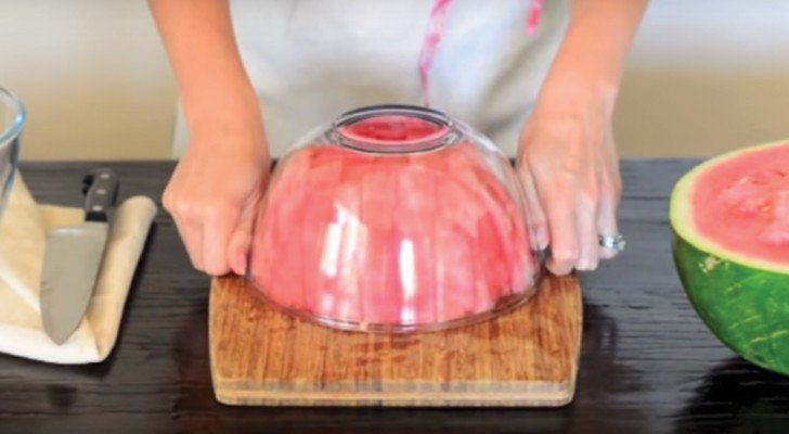 Ein genialer Trick, eine Wassermelone zu servieren… mit einer Schüssel