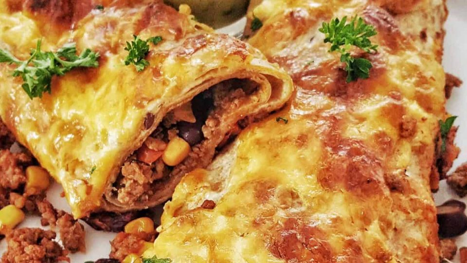 Enchiladas mit Hackfleisch gefüllt und überbacken