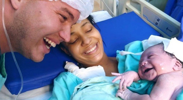 Das neugeborene Baby hört zum ersten Mal die Stimme seines Vaters und lächelt voller Liebe